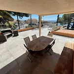 Seaside Terrace Retreat: Spacious 6-person Oasis With Sea Views