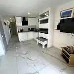 Seaside Terrace Retreat: Spacious 6-person Oasis With Sea Views Apartment *