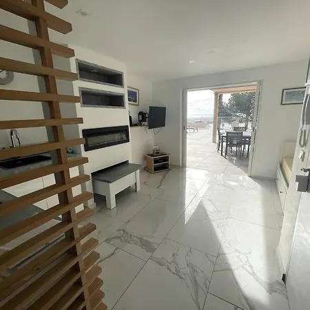 Seaside Terrace Retreat: Spacious 6-person Oasis With Sea Views
