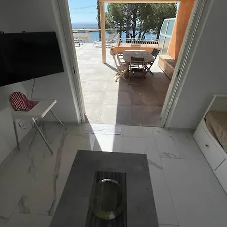Seaside Terrace Retreat: Spacious 6-person Oasis With Sea Views Apartment Hyeres