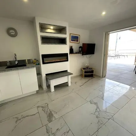 110 M2 De Terras Vue Mer, Pieds Dans L Eau Pour 6 Pers Maxi Avec Clim Et Wifi Fibre Avec 390 Places De Parking Gratuites A Proximite Ιέρ
