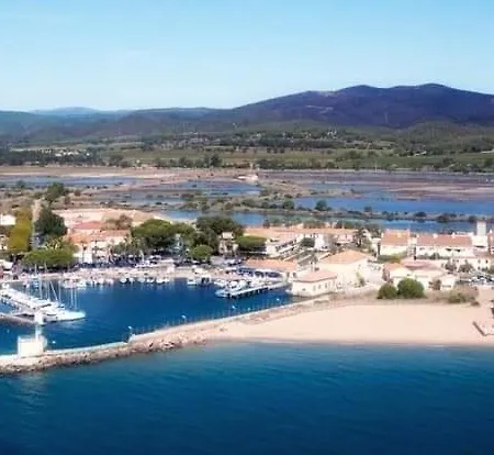 110 M2 De Terras Vue Mer, Pieds Dans L Eau Pour 6 Pers Maxi Avec Clim Et Wifi Fibre Avec 390 Places De Parking Gratuites A Proximite * Ιέρ
