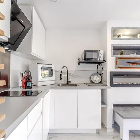 Apartment 110 M2 De Terras Vue Mer, Pieds Dans L Eau Pour 6 Pers Maxi Avec Clim Et Wifi Fibre Avec 390 Places De Parking Gratuites A Proximite