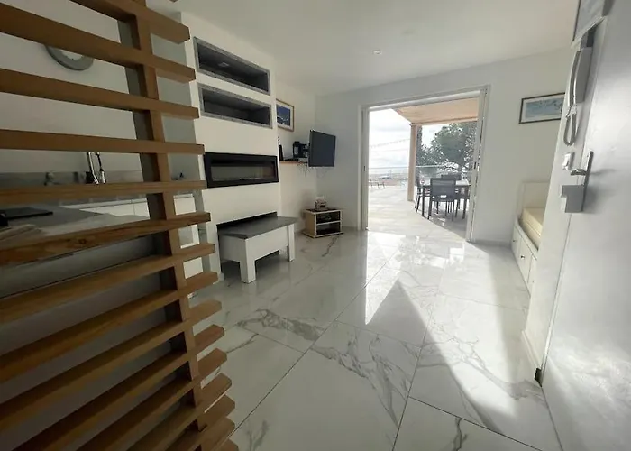 Lejlighed 110 M2 De Terras Vue Mer, Pieds Dans L Eau Pour 6 Pers Maxi Avec Clim Et Wifi Fibre Avec 390 Places De Parking Gratuites A Proximite Hyères