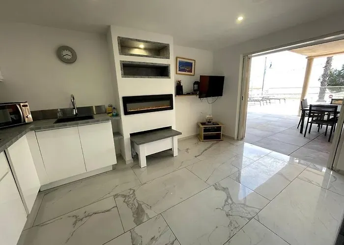 110 M2 De Terras Vue Mer, Pieds Dans L Eau Pour 6 Pers Maxi Avec Clim Et Wifi Fibre Avec 390 Places De Parking Gratuites A Proximite Hyères