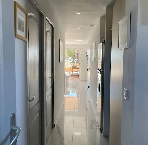 110 M2 De Terras Vue Mer, Pieds Dans L Eau Pour 6 Pers Maxi Avec Clim Et Wifi Fibre Avec 390 Places De Parking Gratuites A Proximite Hyères